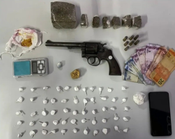 Ao tentar fugir e jogar revólver no chão, homem é preso por posse ilegal de arma de fogo, tráfico e drogas e corrupção de menores, em Presidente Epitácio