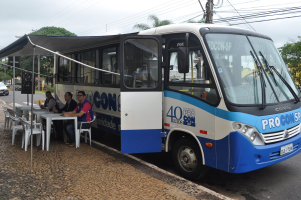 Unidade móvel do Procon oferece atendimento e orientação a consumidores, em Adamantina