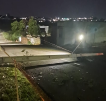 Carro colide contra poste após motorista perder o controle da direção no Jardim Bela Vista, em Presidente Prudente